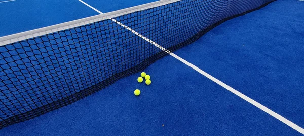 Mavi Arka Planda Topları Olan Tenis Kortu — Stok fotoğraf
