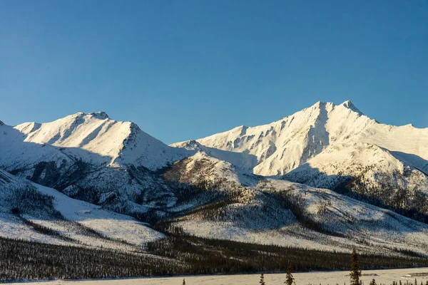 有白雪覆盖的高山的美丽风景 — 图库照片
