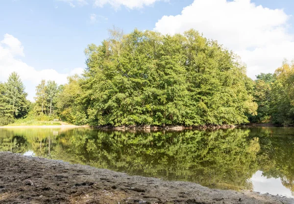 Gyönyörű Táj Egy Folyó Egy Háttérben — Stock Fotó