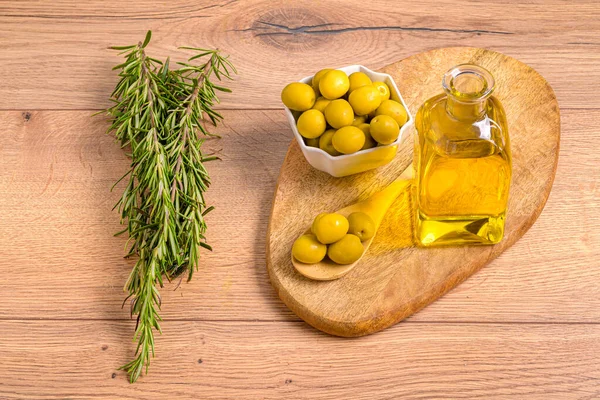 Olivový Olej Zelené Olivy Dřevěném Pozadí — Stock fotografie