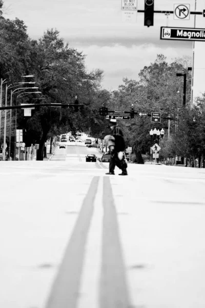 Şehirdeki Bir Caddenin Siyah Beyaz Fotoğrafı — Stok fotoğraf