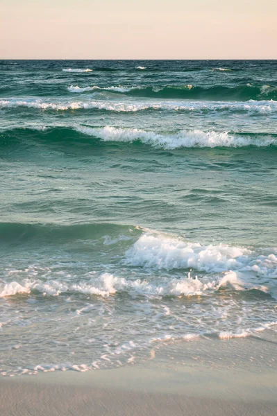 Όμορφα Κύματα Στη Θάλασσα Στην Παραλία — Φωτογραφία Αρχείου