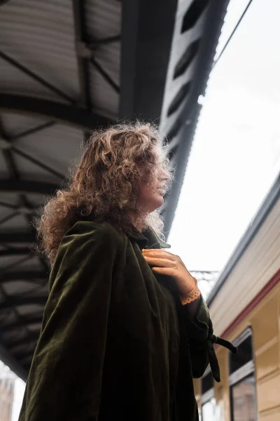 Jovem Com Uma Mochila Telhado Aeroporto — Fotografia de Stock