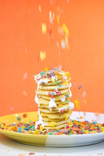Leckere Pfannkuchen Mit Schokoladensauce Und Nüssen Auf Einem Teller — Stockfoto