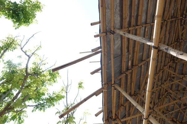屋根のある木造の家 — ストック写真