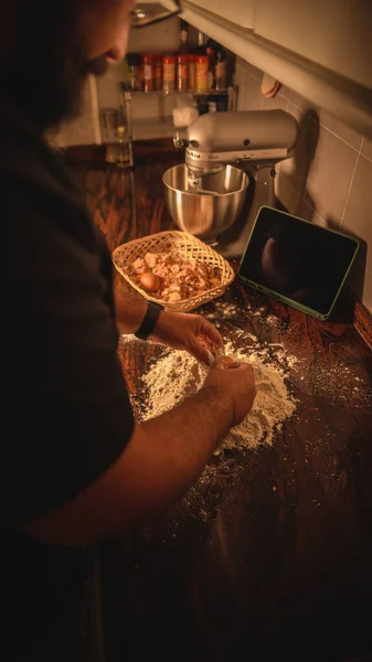 Hombre Usando Smartphone Cocina —  Fotos de Stock