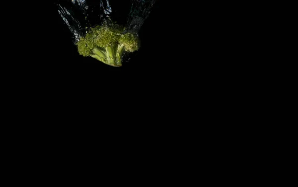 Φρέσκο Πράσινο Πιπέρι Απομονώνονται Μαύρο Φόντο — Φωτογραφία Αρχείου