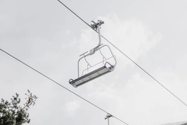 高山上的滑雪电梯 — 图库照片