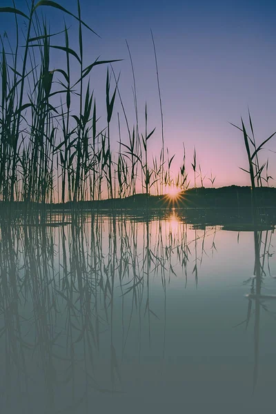 Hermoso Atardecer Sobre Lago —  Fotos de Stock