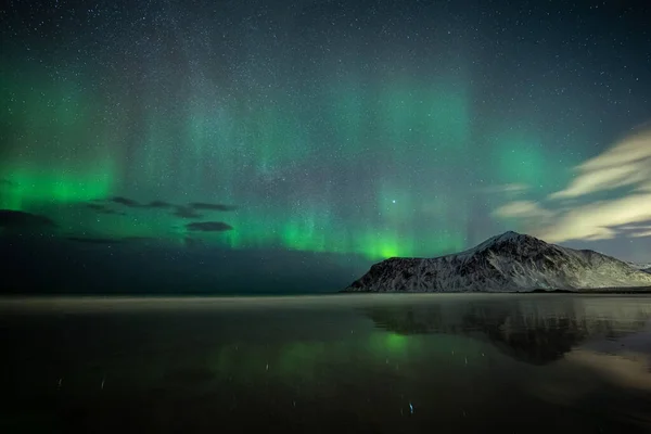 Auroras Boreales Sobre Las Montañas Árticas —  Fotos de Stock