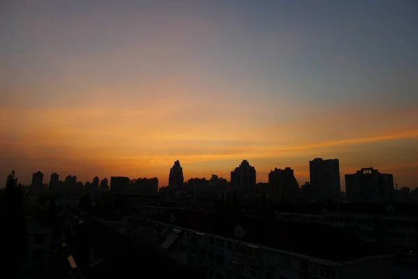 Закат Над Городом — стоковое фото