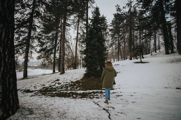 Человек Куртке Ходит Снегу Лесу — стоковое фото