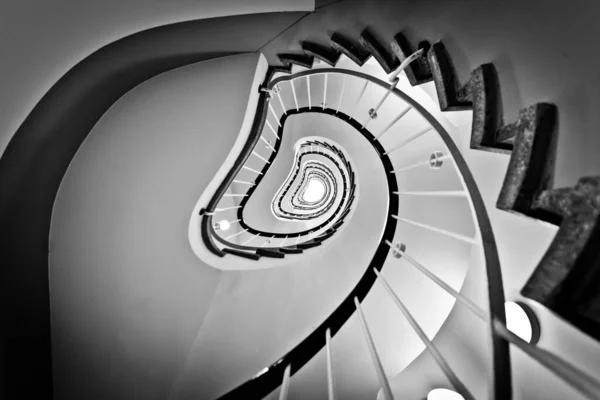 Spiral Merdiven Modern Bir Binanın Ayrıntıları — Stok fotoğraf