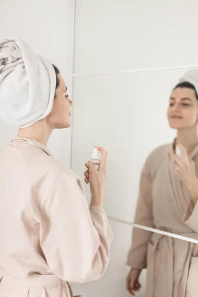 Jeune Femme Peignoir Serviette Dans Salle Bain — Photo