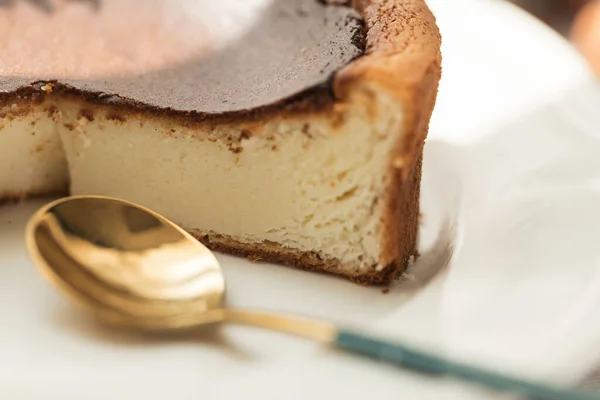 Кусочек Торта Шоколадом Ванильным Кремом — стоковое фото