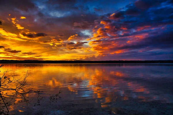 湖の上に美しい夕日 — ストック写真