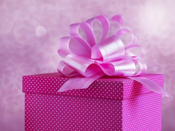 Caixa Presente Rosa Com Arco Fita Fundo Roxo — Fotografia de Stock