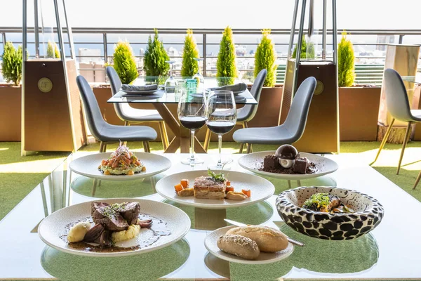 Mesa Con Platos Copas Vino — Foto de Stock