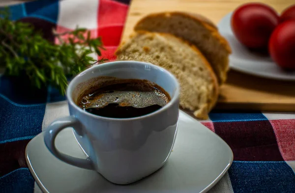 Tasse Kaffee Und Croissant Auf Einem Holztisch — Stockfoto
