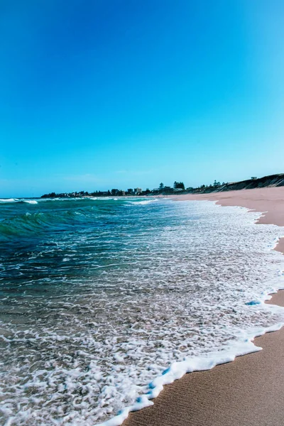Красивий Пляж Морськими Хвилями — стокове фото
