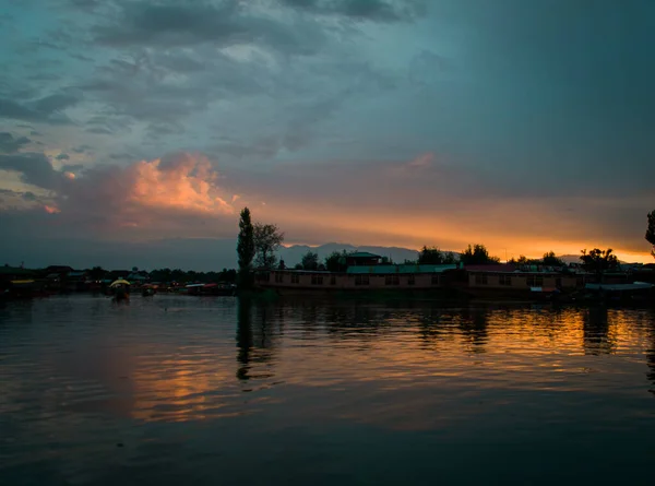 Vacker Solnedgång Över Sjön — Stockfoto