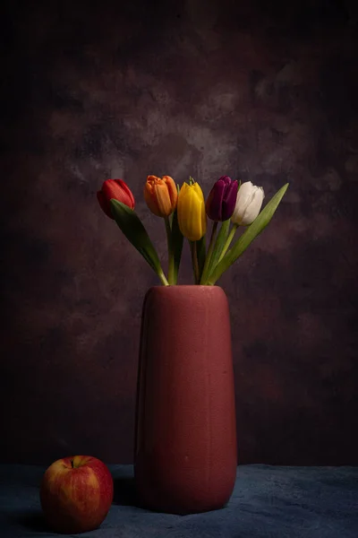 Gyönyörű Csokor Tulipán Egy Sötét Háttér — Stock Fotó