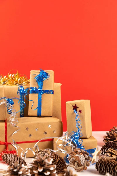 Різдвяний Фон Подарунками Ялинкою Подарунковими Коробками Дерев Яному Столі — стокове фото