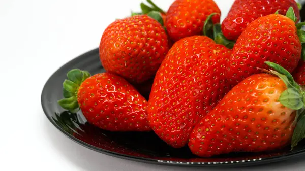 Fresas Frescas Maduras Sobre Fondo Blanco — Foto de Stock