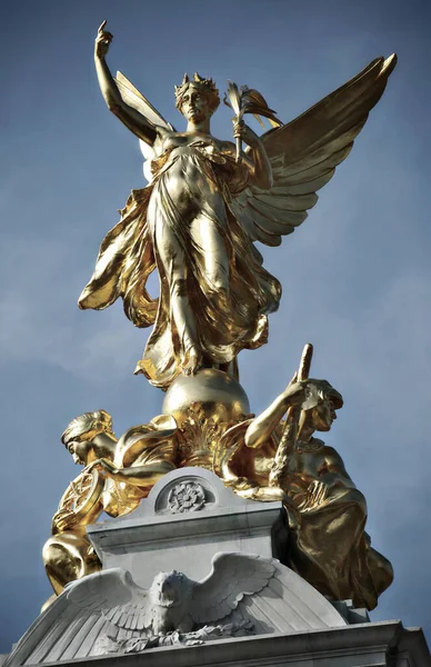 Socha Krásného Zlatého Anděla Pozadí Města — Stock fotografie