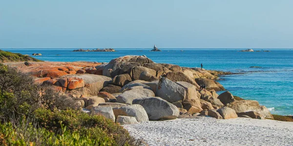 海と岩のある美しいビーチ — ストック写真