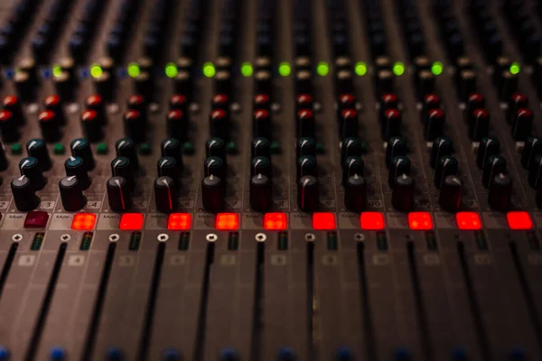 Primo Piano Della Console Del Mixer Sonoro — Foto Stock