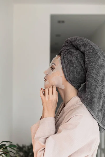 Mujer Joven Con Toalla Baño — Foto de Stock