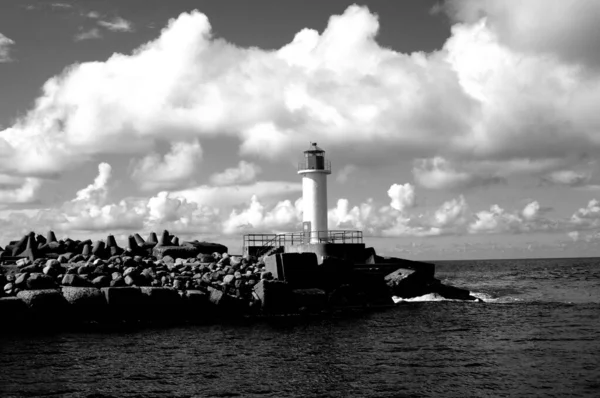 Vuurtoren Aan Zwarte Zeekust — Stockfoto