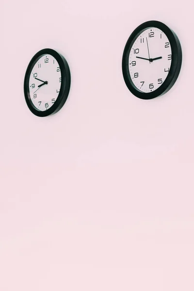 粉色背景上的闹钟 — 图库照片