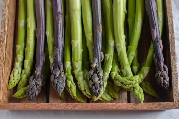 Asparagi Verdi Freschi Fondo Legno — Foto Stock