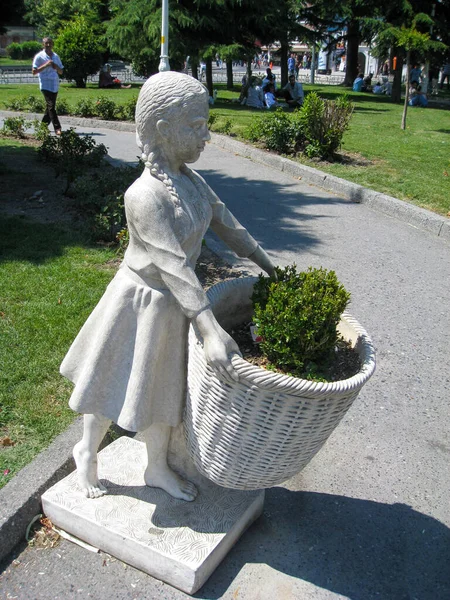 Statua Della Ragazza Nel Parco — Foto Stock