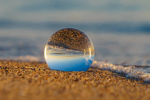 海滩上的水晶球 — 图库照片