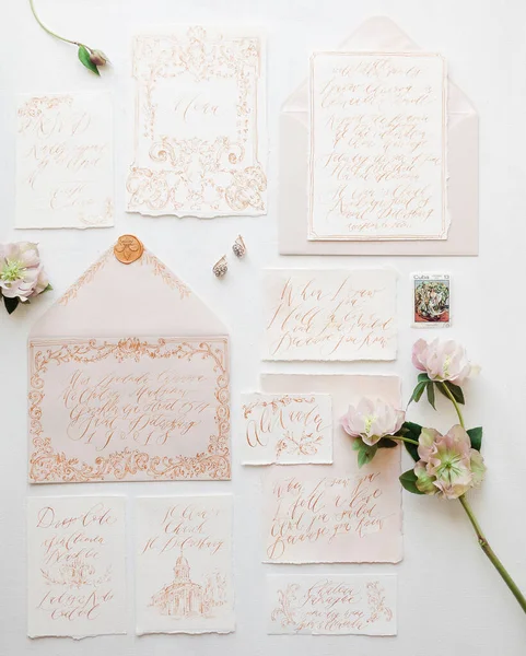 光を背景に花や白いバラとの結婚式の招待状 — ストック写真