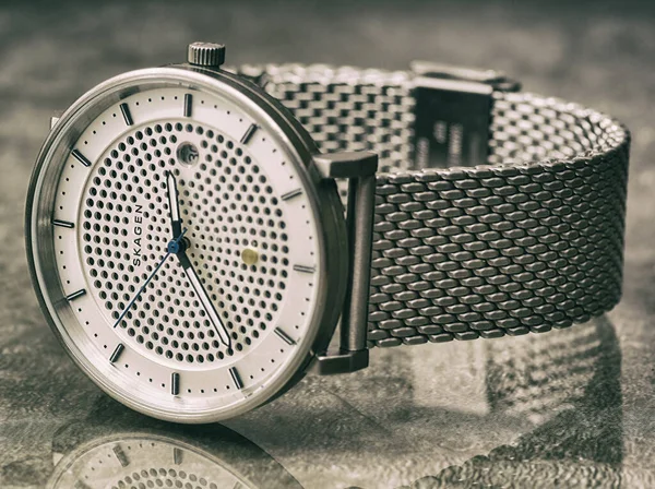 Ansicht Der Armbanduhr Auf Einem Hölzernen Hintergrund — Stockfoto