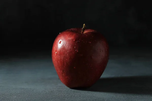 Pomme Rouge Sur Fond Noir — Photo