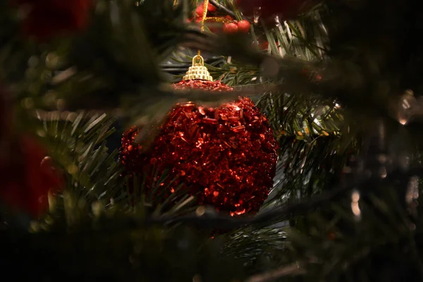 Рождественские Украшения Красными Шариками — стоковое фото