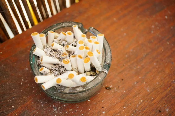 Cigarettfimpar Ett Askfat Ett Träbord — Stockfoto