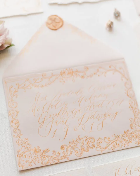 Esküvői Meghívó Fehér Rózsákkal Egy Könyvvel — Stock Fotó