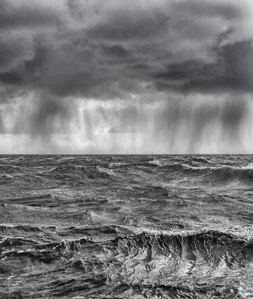 Ασπρόμαυρη Φωτογραφία Μιας Όμορφης Θάλασσας Θυελλώδη Ουρανό — Φωτογραφία Αρχείου