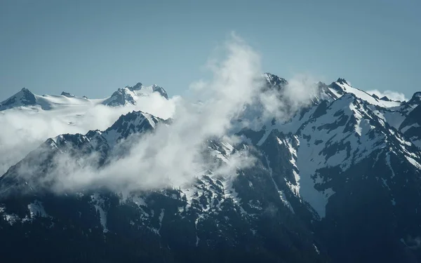 Bela Paisagem Montanhosa Montanhas Cobertas Neve — Fotografia de Stock
