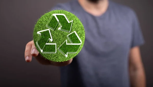 Jovem Segurando Símbolo Reciclagem — Fotografia de Stock