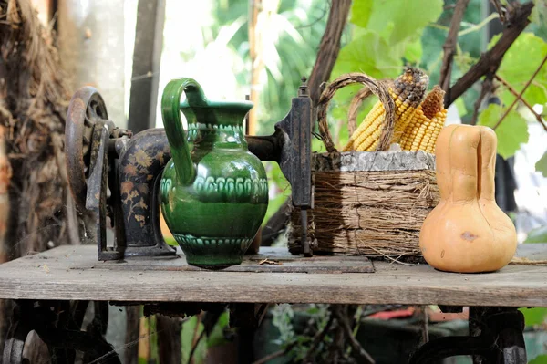 Mesa Madera Vieja Con Una Cesta Una Olla —  Fotos de Stock