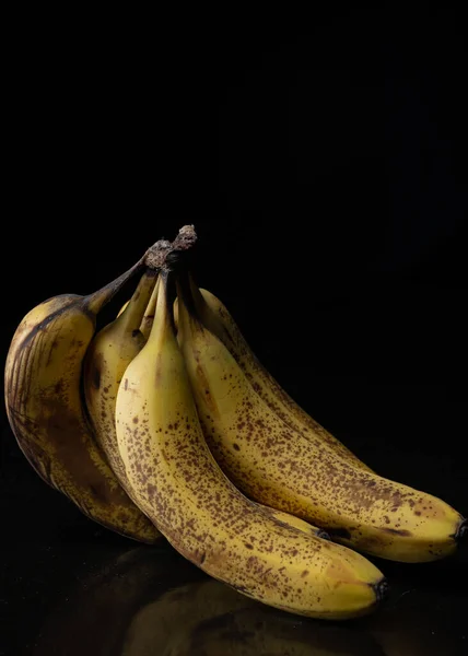 Świeże Dojrzałe Banany Czarnym Tle — Zdjęcie stockowe