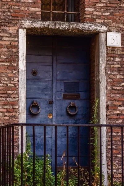 Old Wooden Door Red Handle — Stock Photo, Image