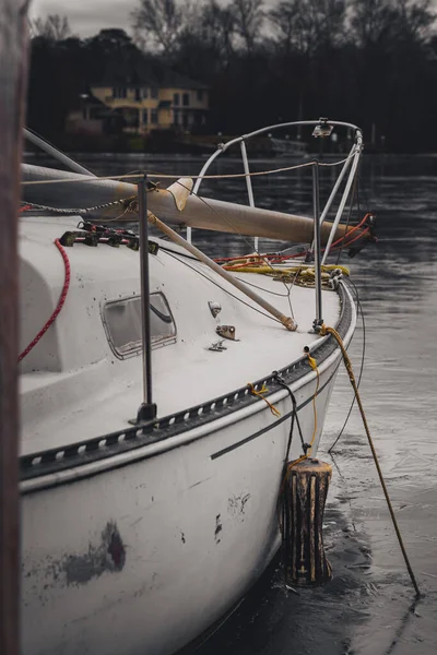 Крупный План Лодки Пришвартованной Воде — стоковое фото